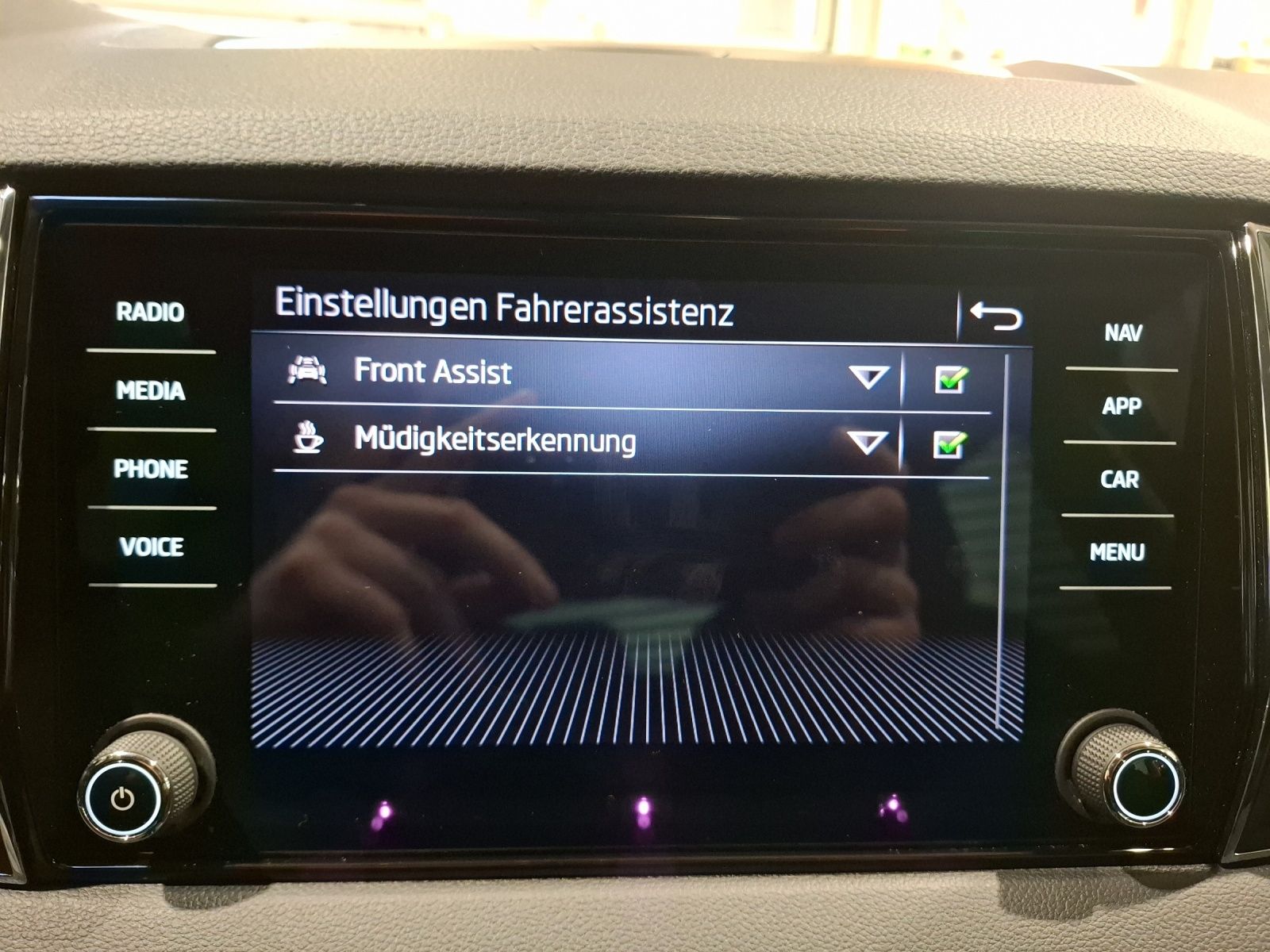 Fahrzeugabbildung SKODA Karoq TSI Ambition DSG LED AID GRA PDC SH