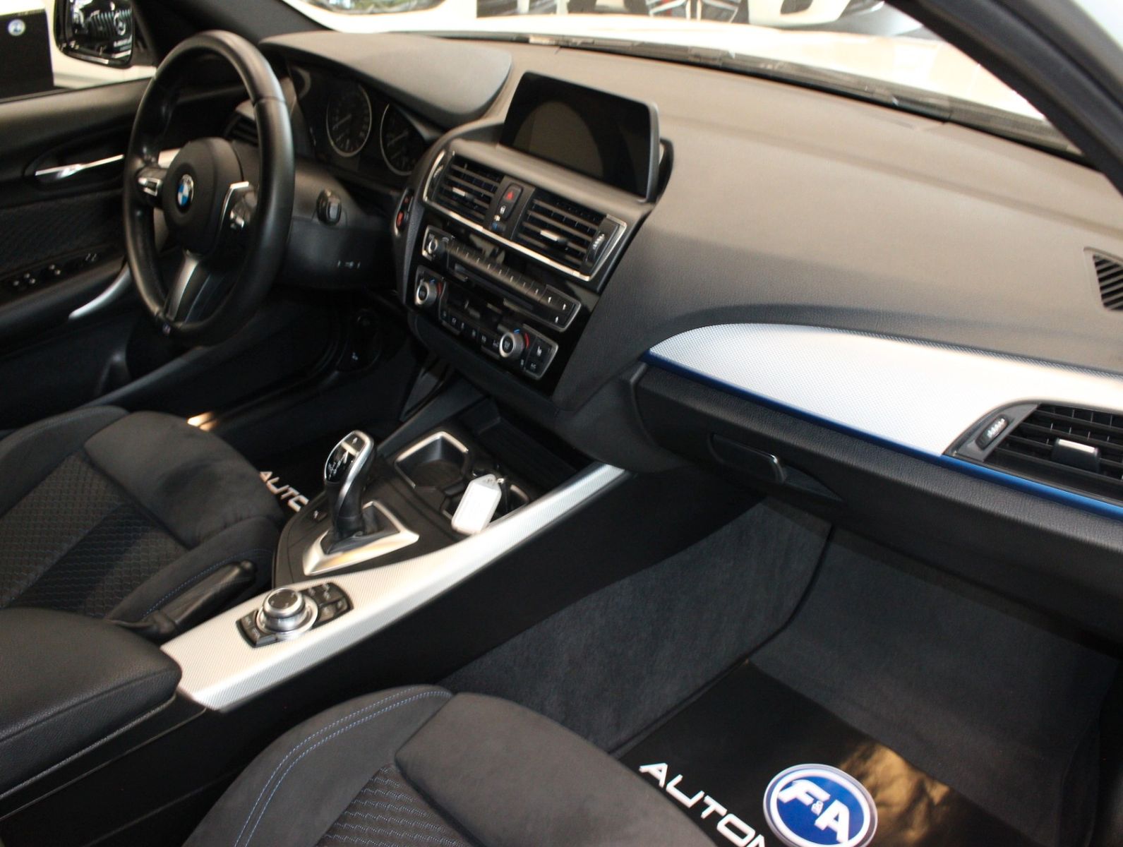 Fahrzeugabbildung BMW M135 i xDrive 2.Hand*LED*MWST*Top Zustand