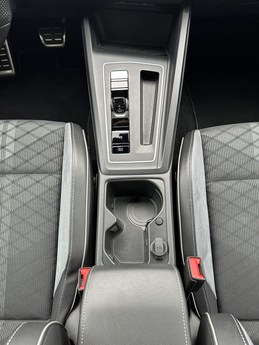 Fahrzeugabbildung Volkswagen Golf Variant 2.0 TDI DSG R-Line NAV+LED+AHK+18ZO