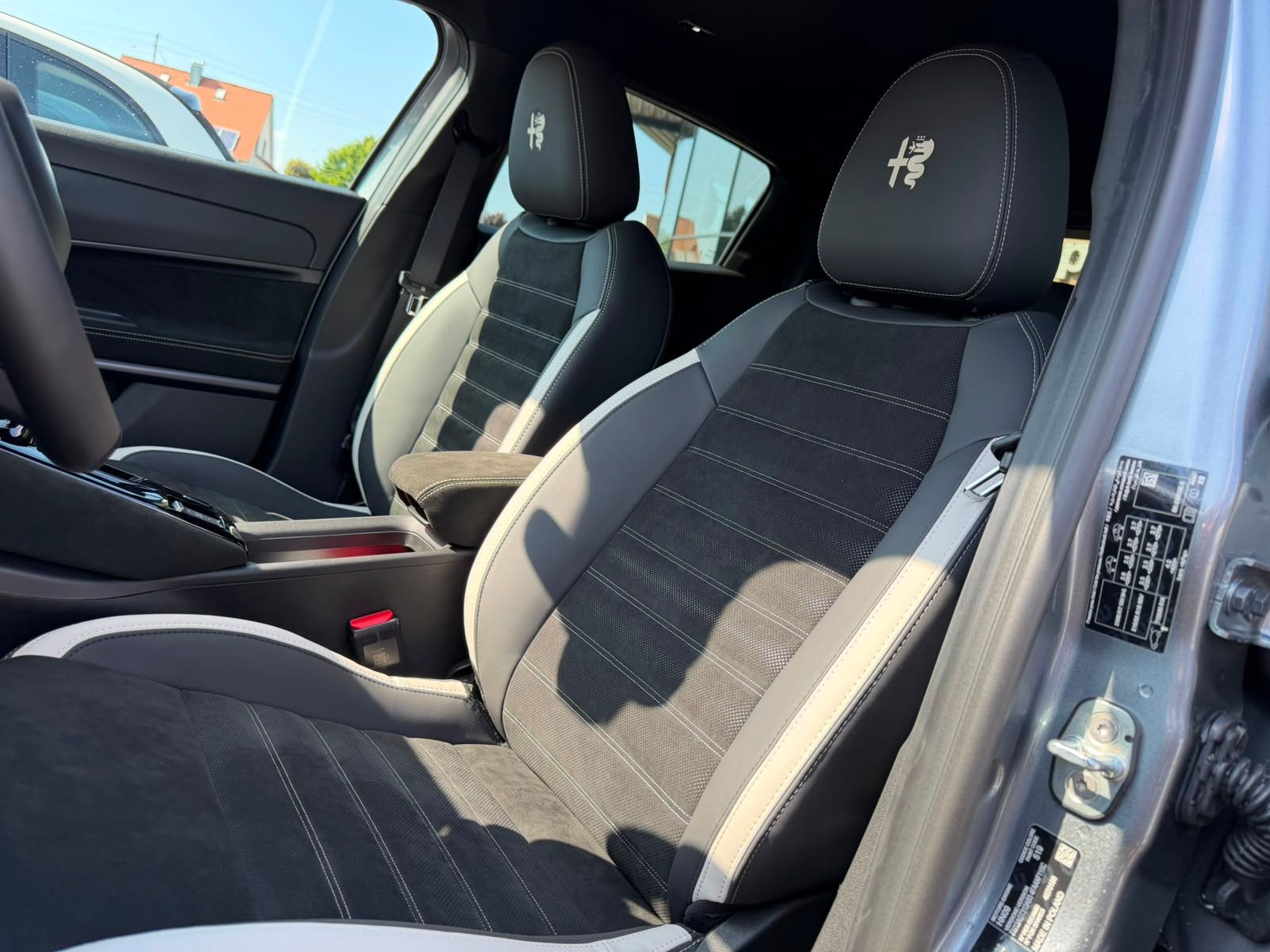 Fahrzeugabbildung Alfa Romeo Junior Ibrida 1.2 Allrad Sport Speciale
