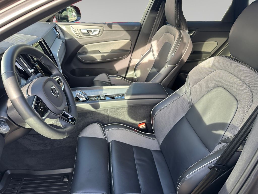 VOLVO XC60 T8 AWD Recharge Plus Dark 360° AHK semi ele VOLVO XC60 T8 AWD Recharge Plus Dark 360° AHK semi ele