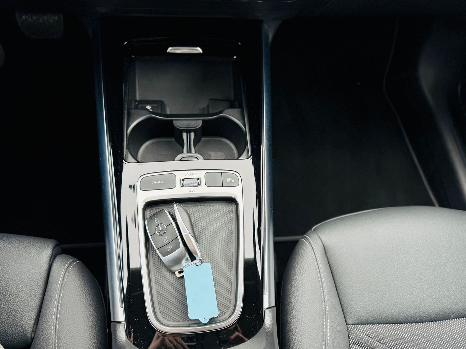 Fahrzeugabbildung Mercedes-Benz GLA 200 NIGHT & PROGRESSIVE, Winter, AHK, RFK, L