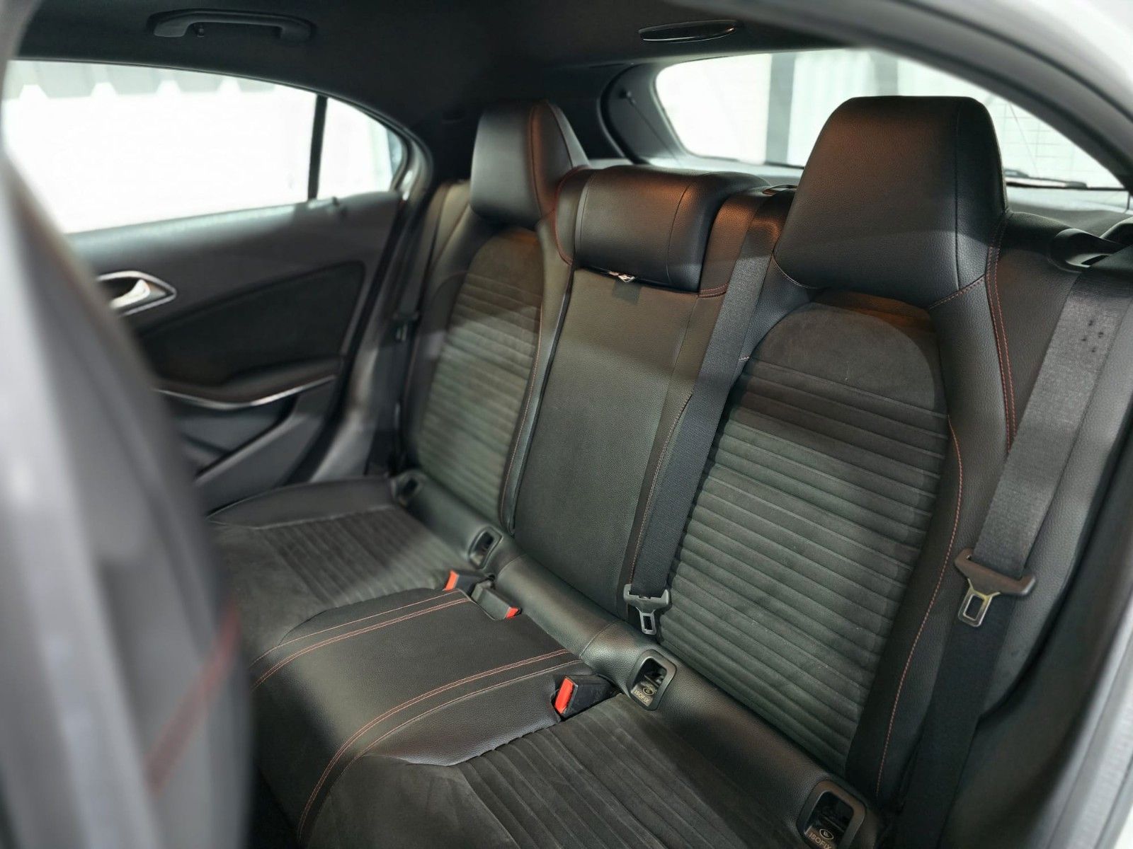 Fahrzeugabbildung Mercedes-Benz A250 AMG-Line/Panorama/Navi/8fach/TÜV-NEU