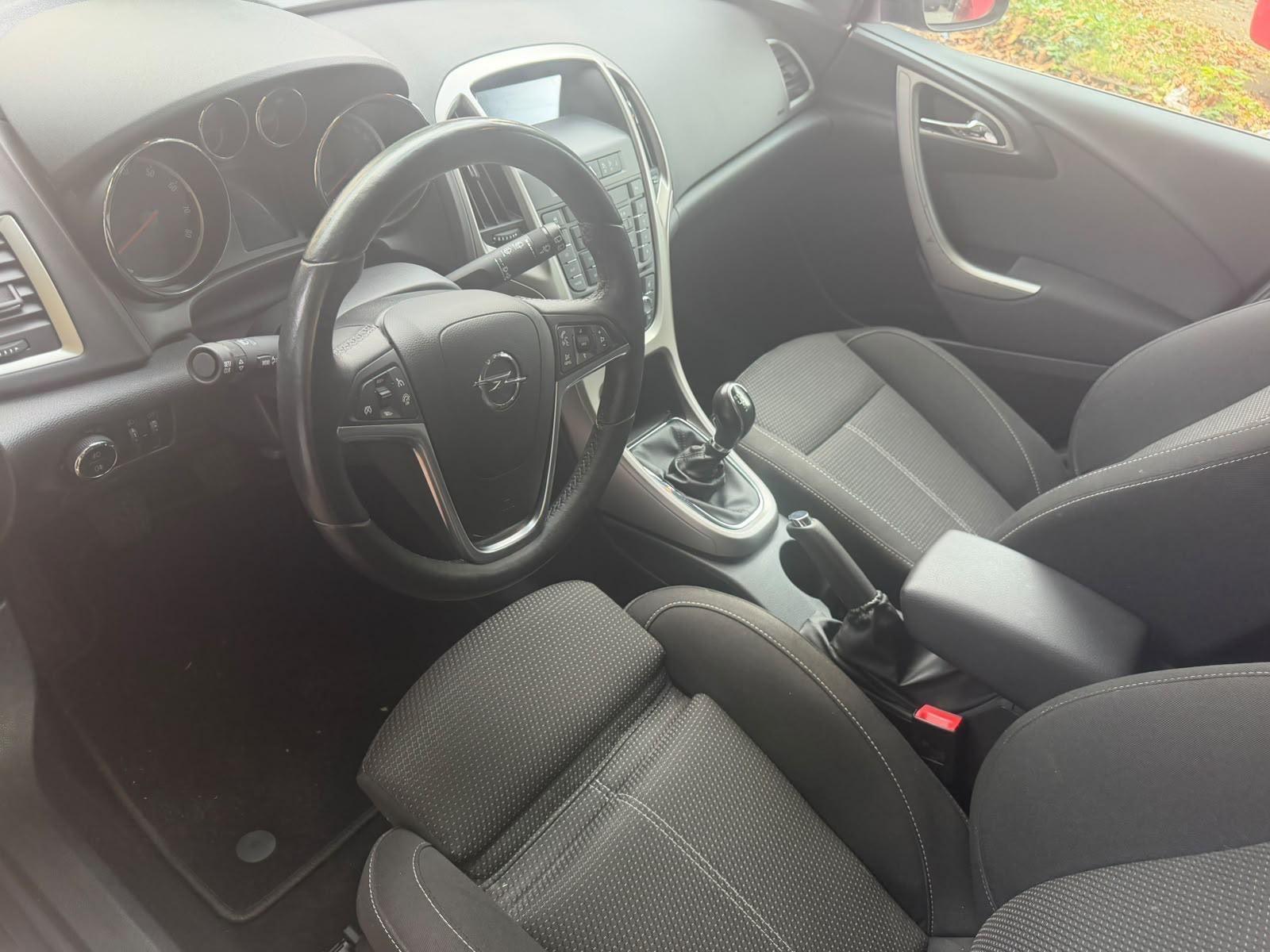 Opel Astra 2012 — engine 116 HP (85kW)
