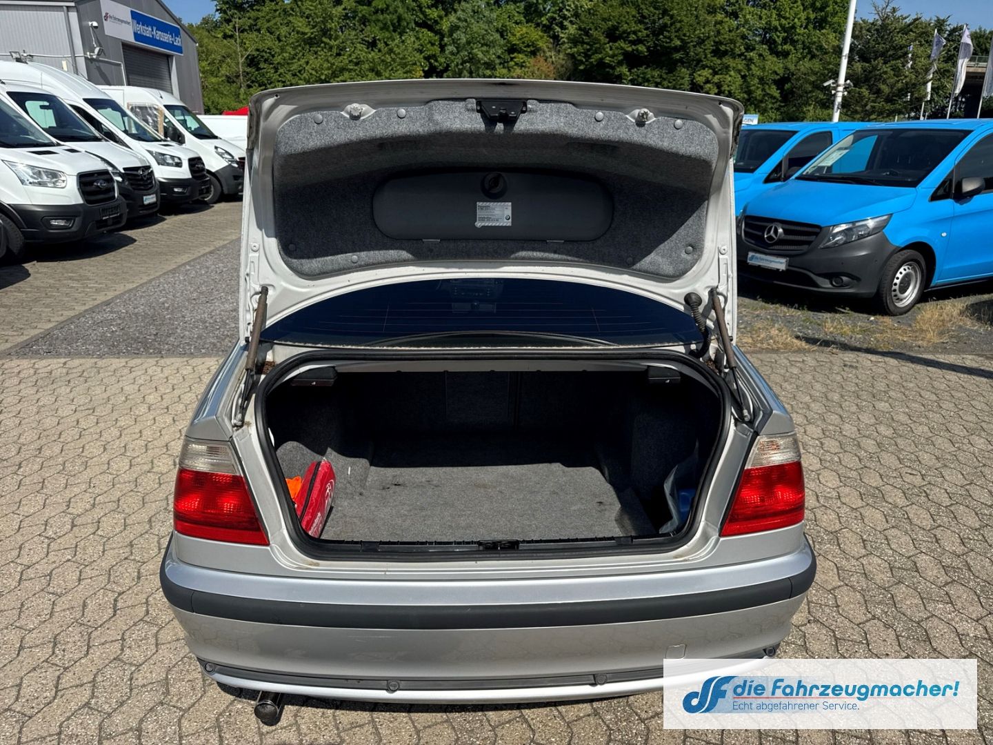 Fahrzeugabbildung BMW 318 i Klimaautom SD PDC Alu Sportfahrwerk Multif