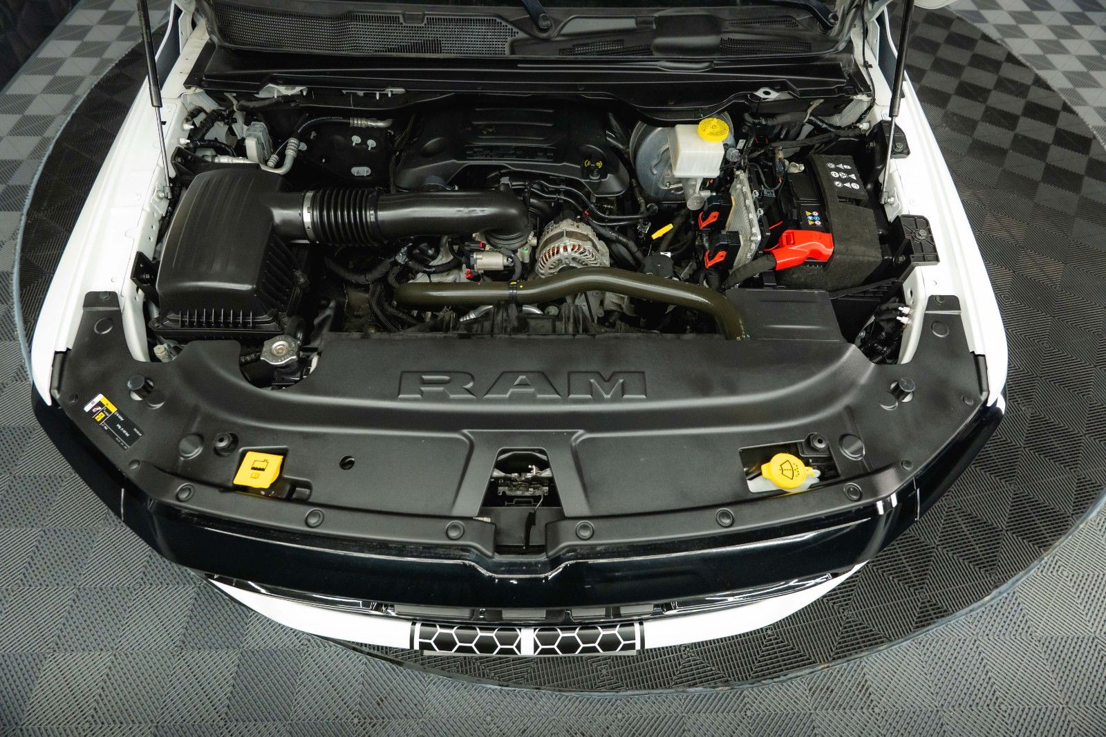 Fahrzeugabbildung Dodge RAM 5.7 V8 HEMI 4x4 OFFROAD Night-Paket *LED*