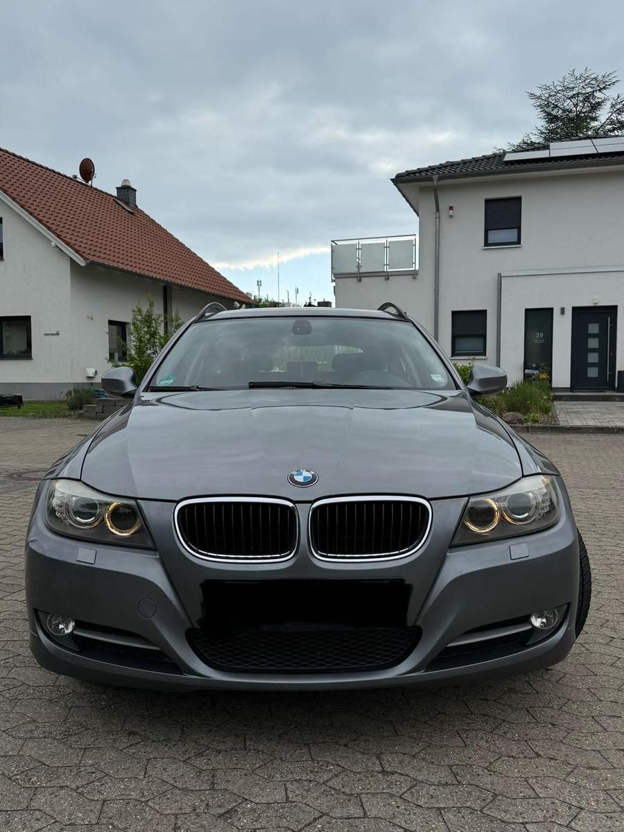 BMW 318 2009 — rear view
