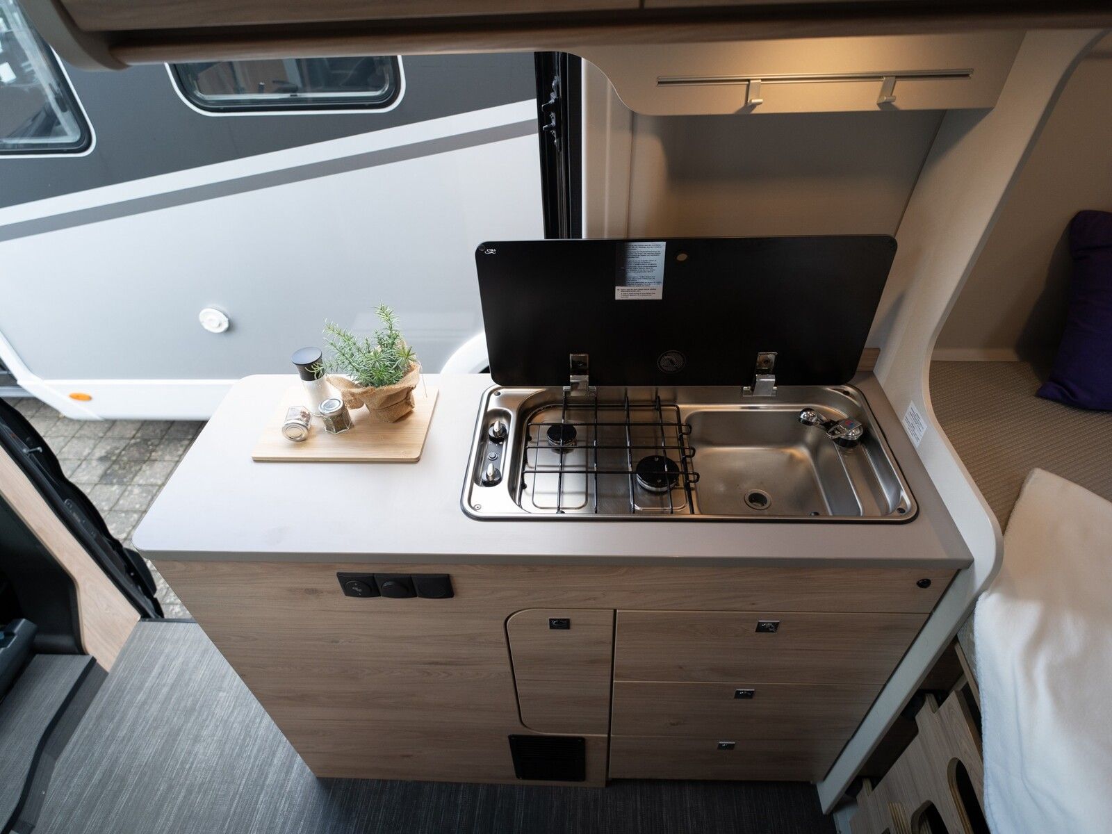 Fahrzeugabbildung Dethleffs Globetrail Classic 590 DK Ford Assistenz-Systeme