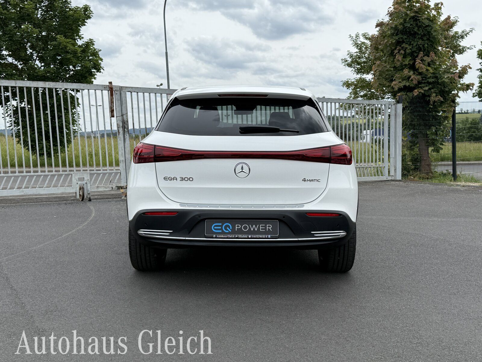 Fahrzeugabbildung Mercedes-Benz EQA 300 Electric Art 4Matic Navi/Distronic/Klima