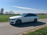 Mercedes-Benz E 300 d T Autom. -AVANTGARDE COMMANDE WIDE PANO  - Mercedes-Benz E 300: Von Privat