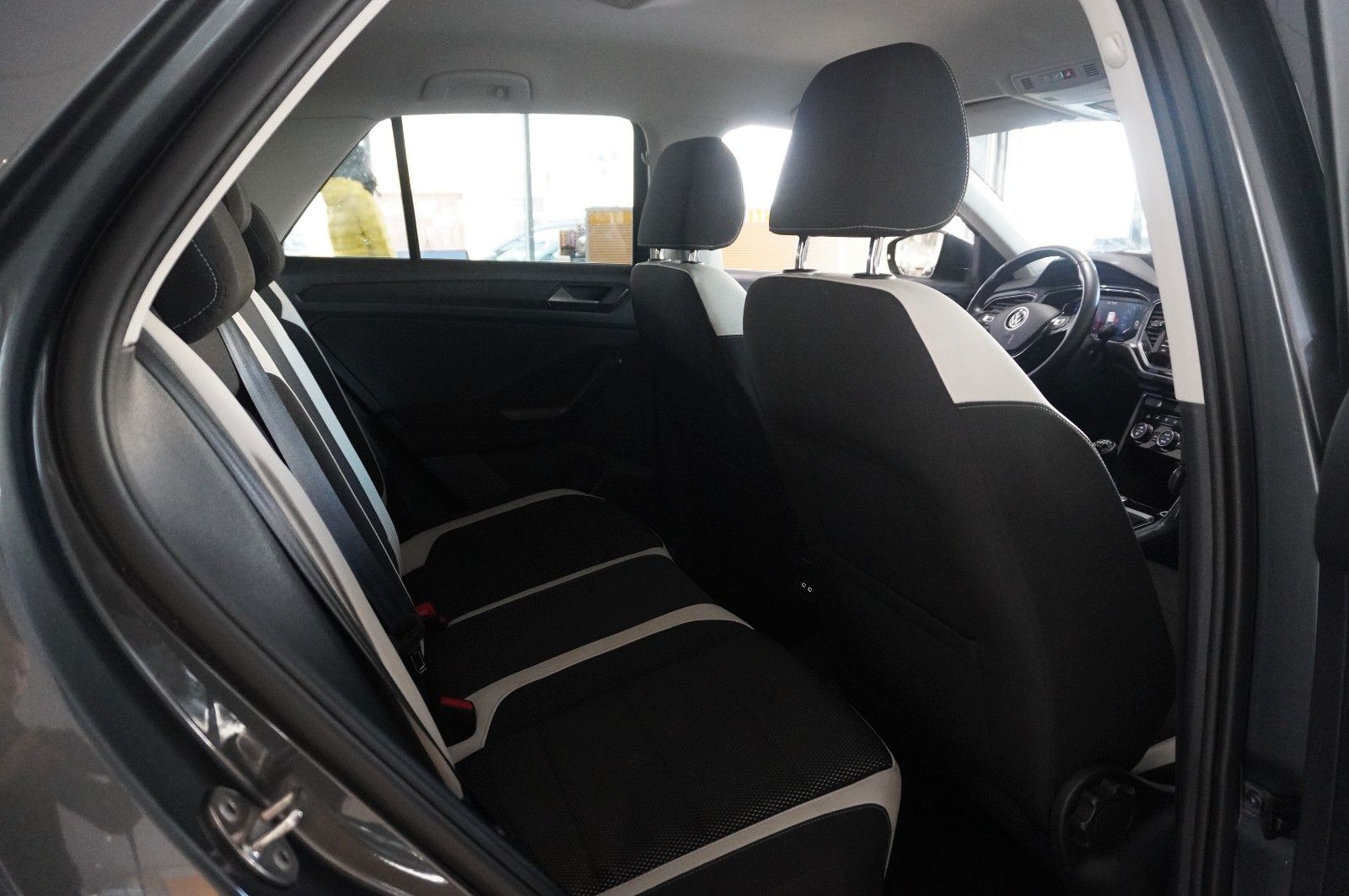 Fahrzeugabbildung Volkswagen T-Roc 1.5 TSI R-LINE SPORT NAVI/LED/KAMERA/VIRT.