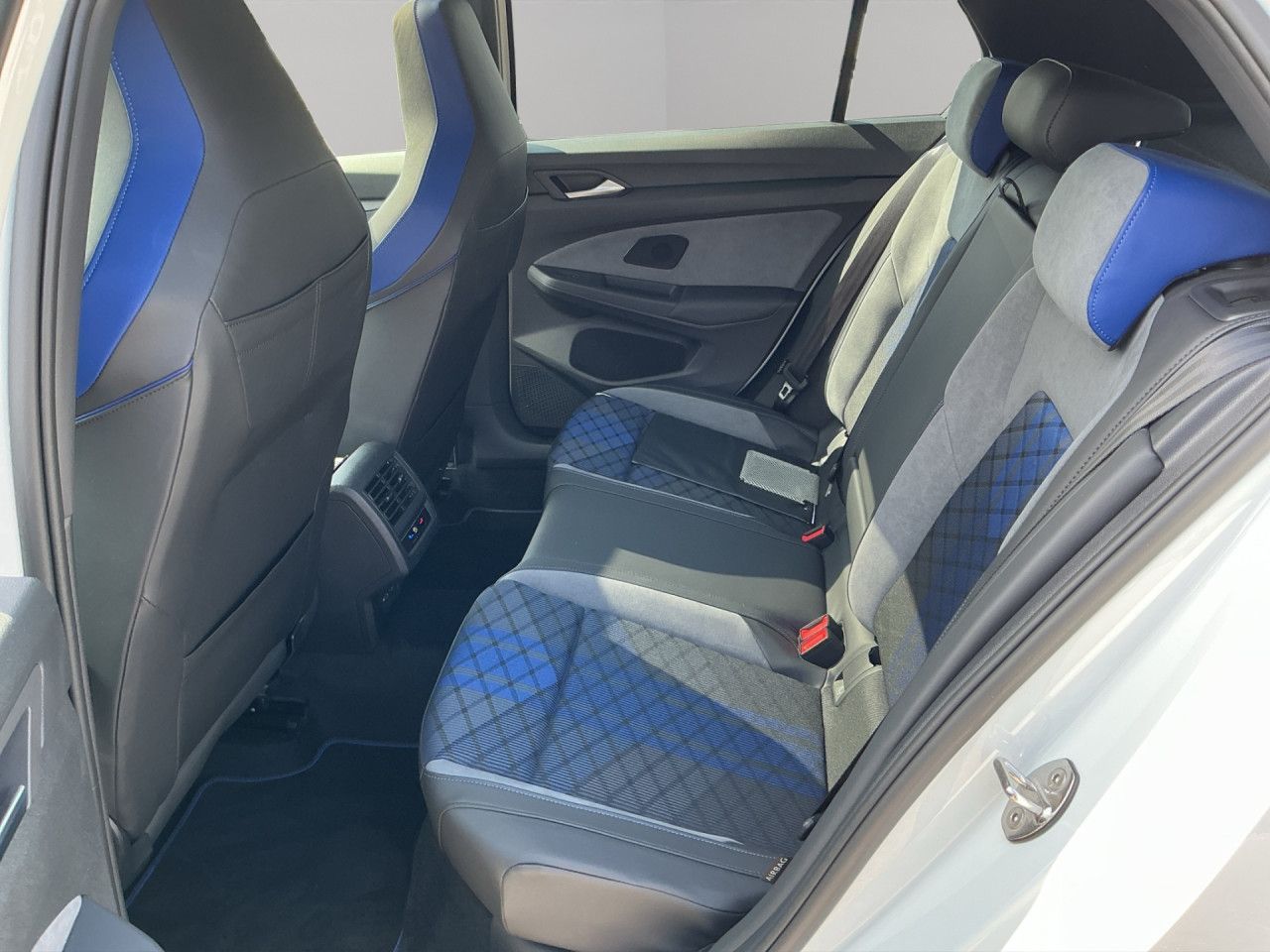 Volkswagen Golf VIII 2.0 TSI R 4Motion NAVI PANO HARMAN foto 19