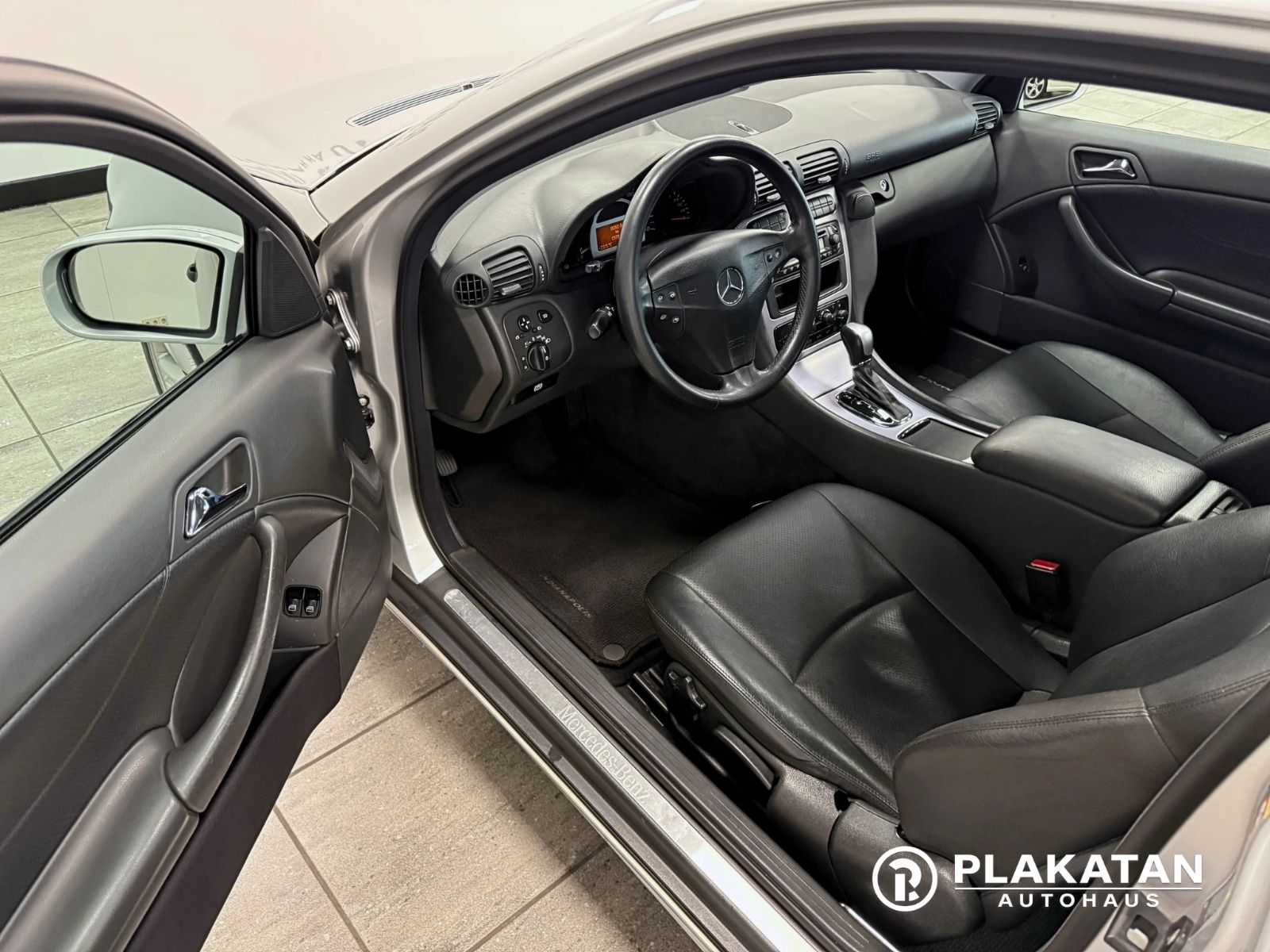 Fahrzeugabbildung Mercedes-Benz C 230 Bi-Xenon Leder Tempomat 2Hand
