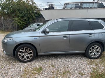 Mitsubishi Outlander - 2