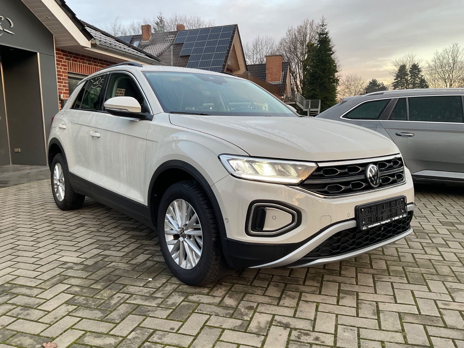 Fahrzeugabbildung Volkswagen T-Roc 1.5 TSI DSG Life,LED,AHK,Navi