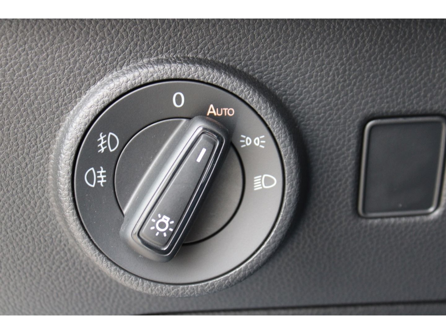 SEAT Ateca FR 1.5 TSI ACT ACC LED TWA AHK Navi beats - Image 15