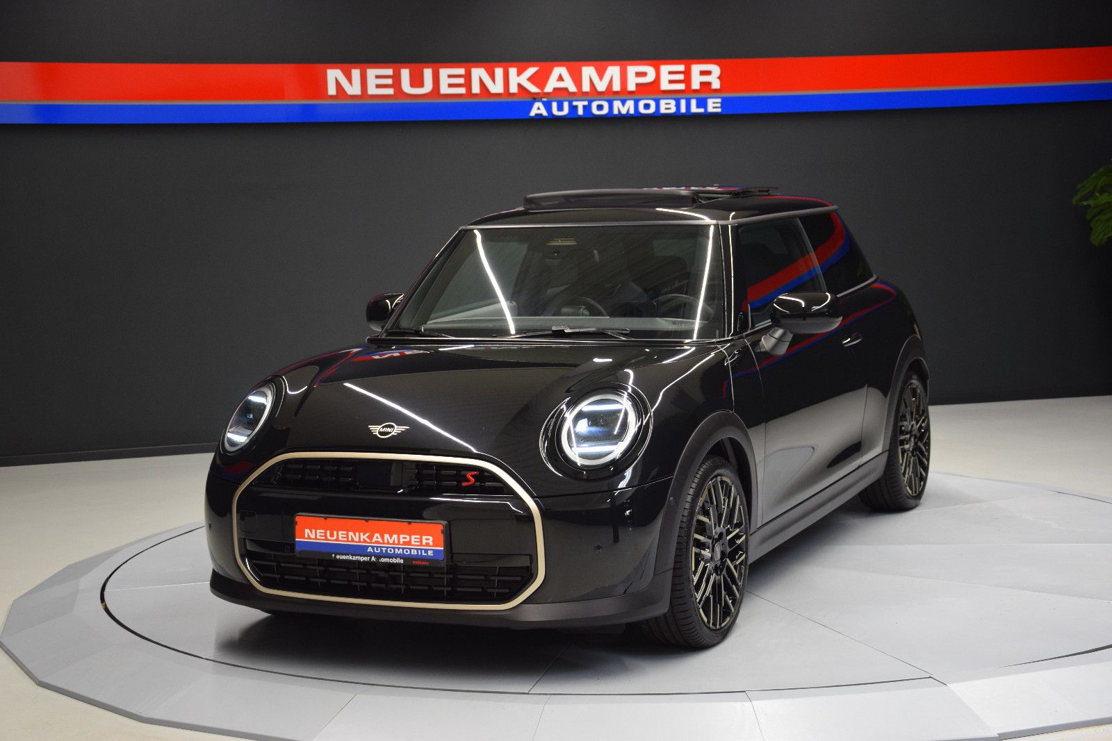 Fahrzeugabbildung MINI Cooper S Favoured Trim M Pano HuD Leder 18 Zoll