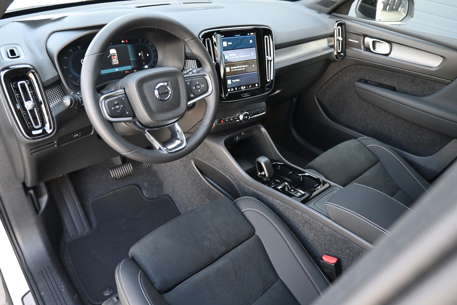 Fahrzeugabbildung Volvo XC40 B3 DKG Plus Dark*H&K*FSHZG*360°*ACC*AHK