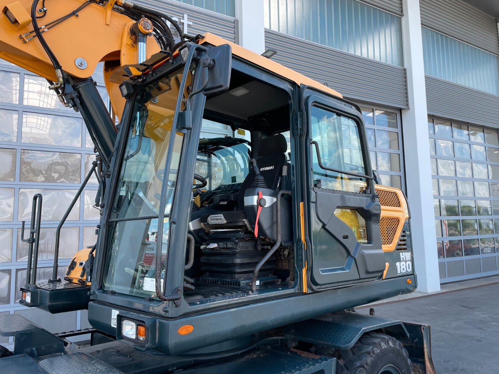 Fahrzeugabbildung Hyundai HW 180 / 3.054h / hydr. Grabenräumer / Klima