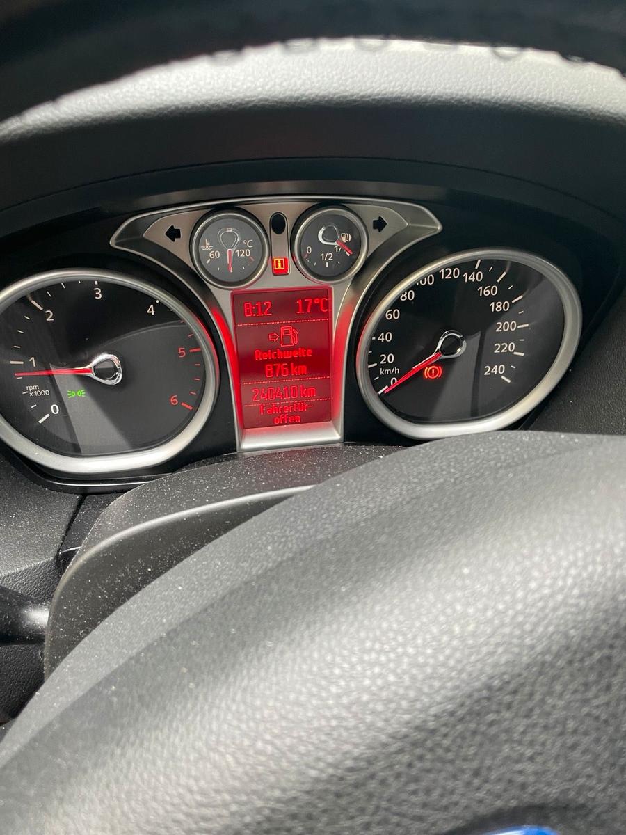 Ford Focus 2010 — interior