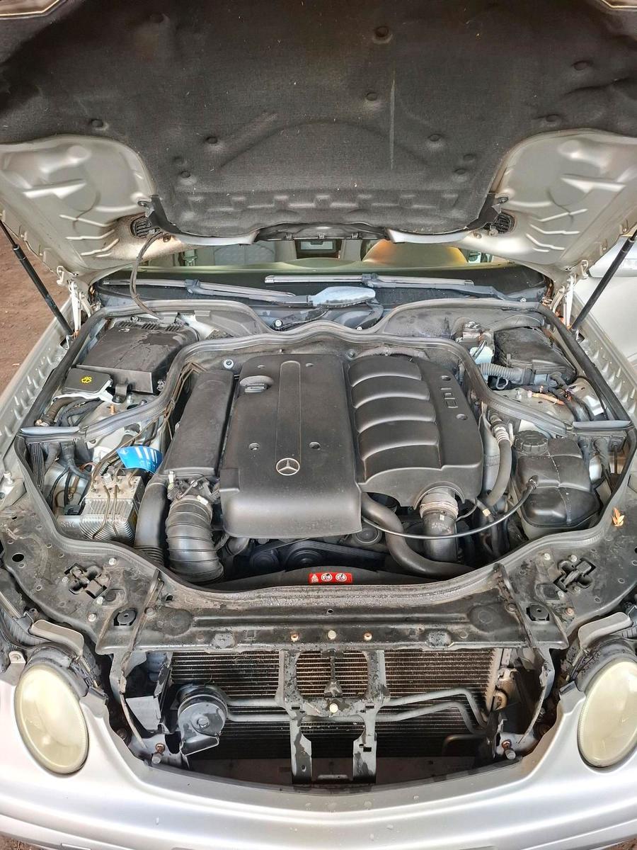 Mercedes-Benz E220 2004 — photo 11