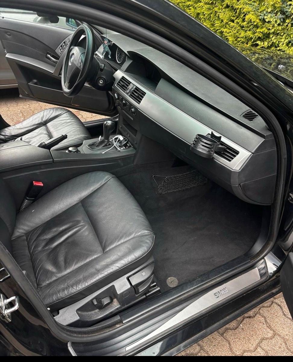 BMW 525 2004 — interior