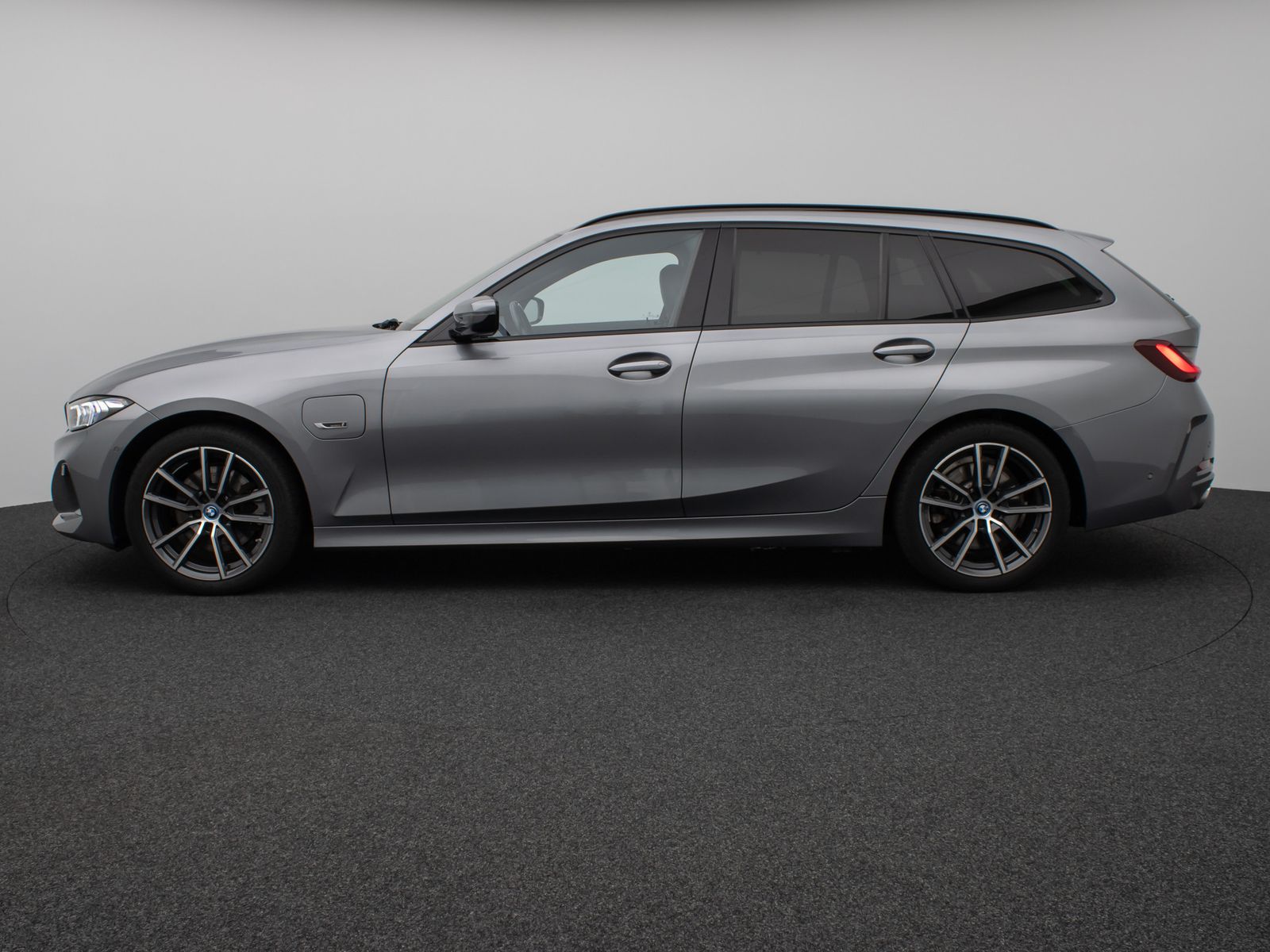 Fahrzeugabbildung BMW 330e Panorama Kamera HUD DAB HiFi AHK Sport Lede