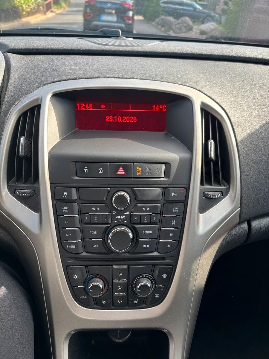 Opel Astra 2011 — photo 11