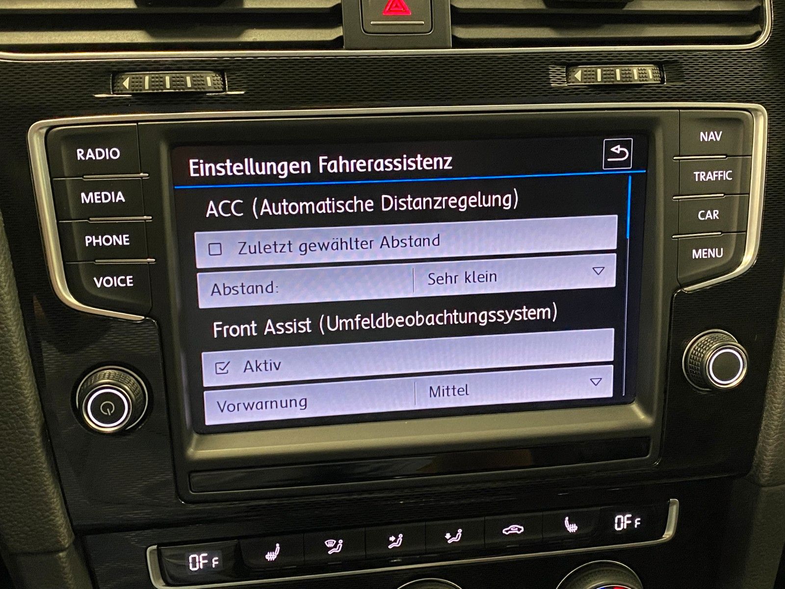 Fahrzeugabbildung Volkswagen Golf 2.0 TDI DSG BMT GTD+DCC+BI-XENON+PANORAMAD+