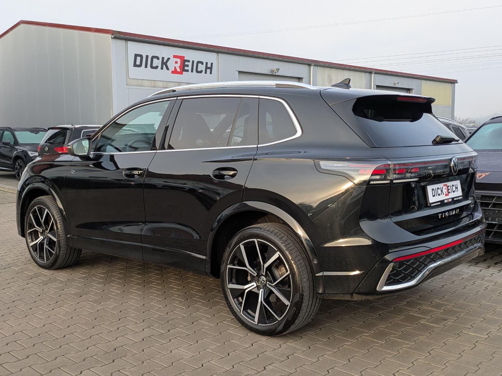 Fahrzeugabbildung Volkswagen Tiguan 2.0 TDI 4M R-Line PANO*H&K*AHK*MATRIX*20"