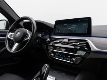 Fahrzeugabbildung BMW 530d Tour Luxury Line AHK Pano H/K Kamera DAB