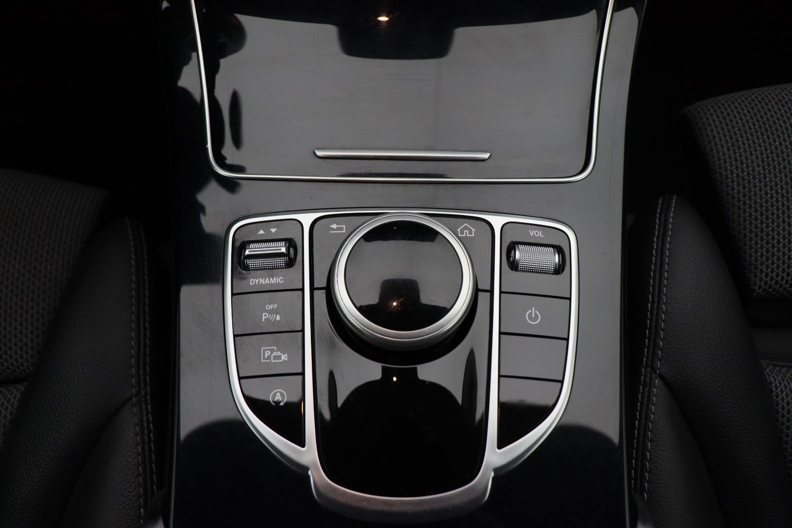 Fahrzeugabbildung Mercedes-Benz C 300 T-Modell 4Matic ACC AHK LED