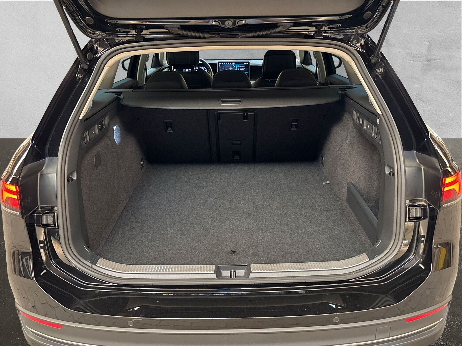 Fahrzeugabbildung Volkswagen Passat Variant 1.5 TSI eHybrid Business AHK HuD