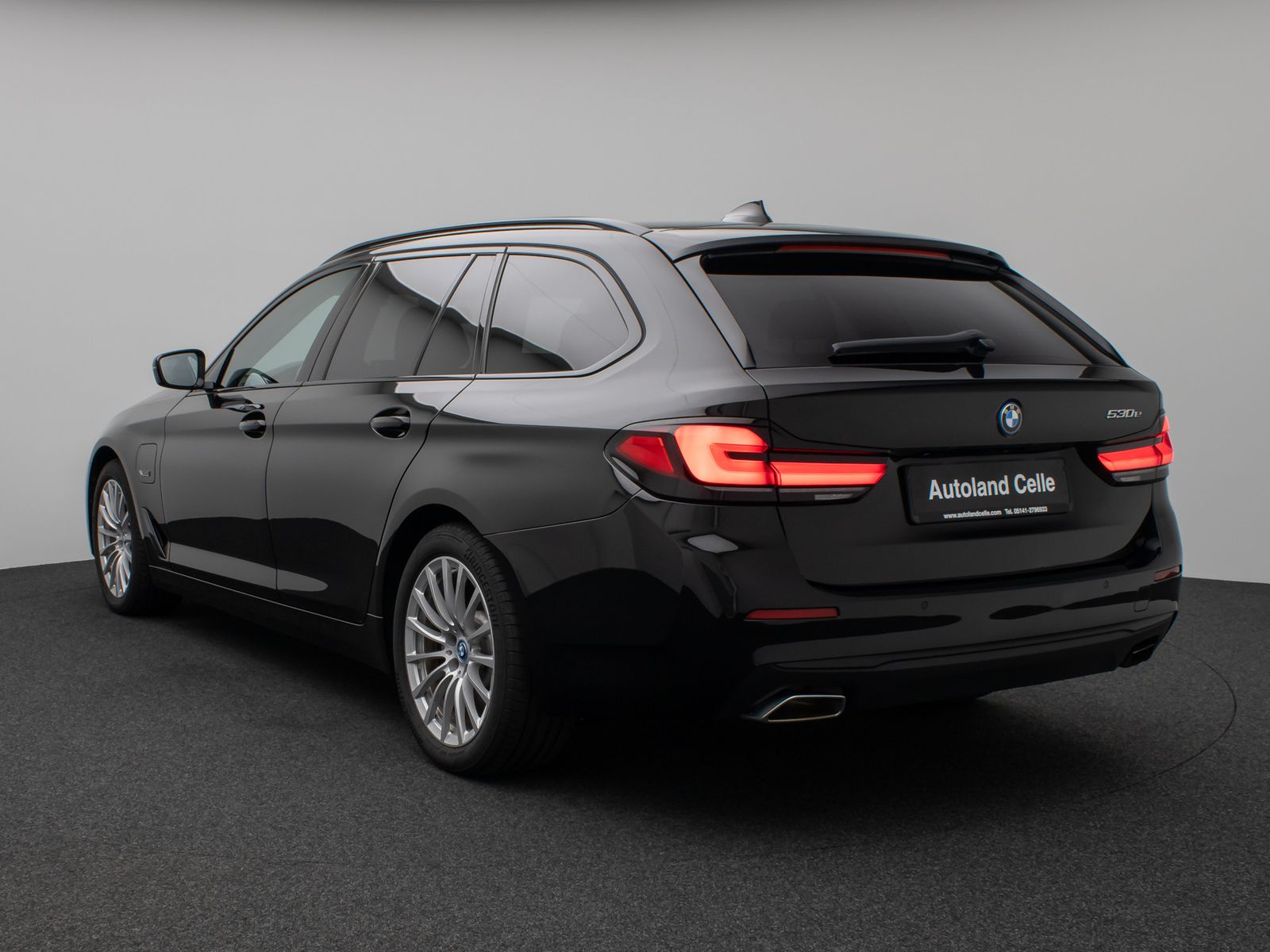 Fahrzeugabbildung BMW 530e Panorama DAB HiFi CockPitPro Alarm PDC LED