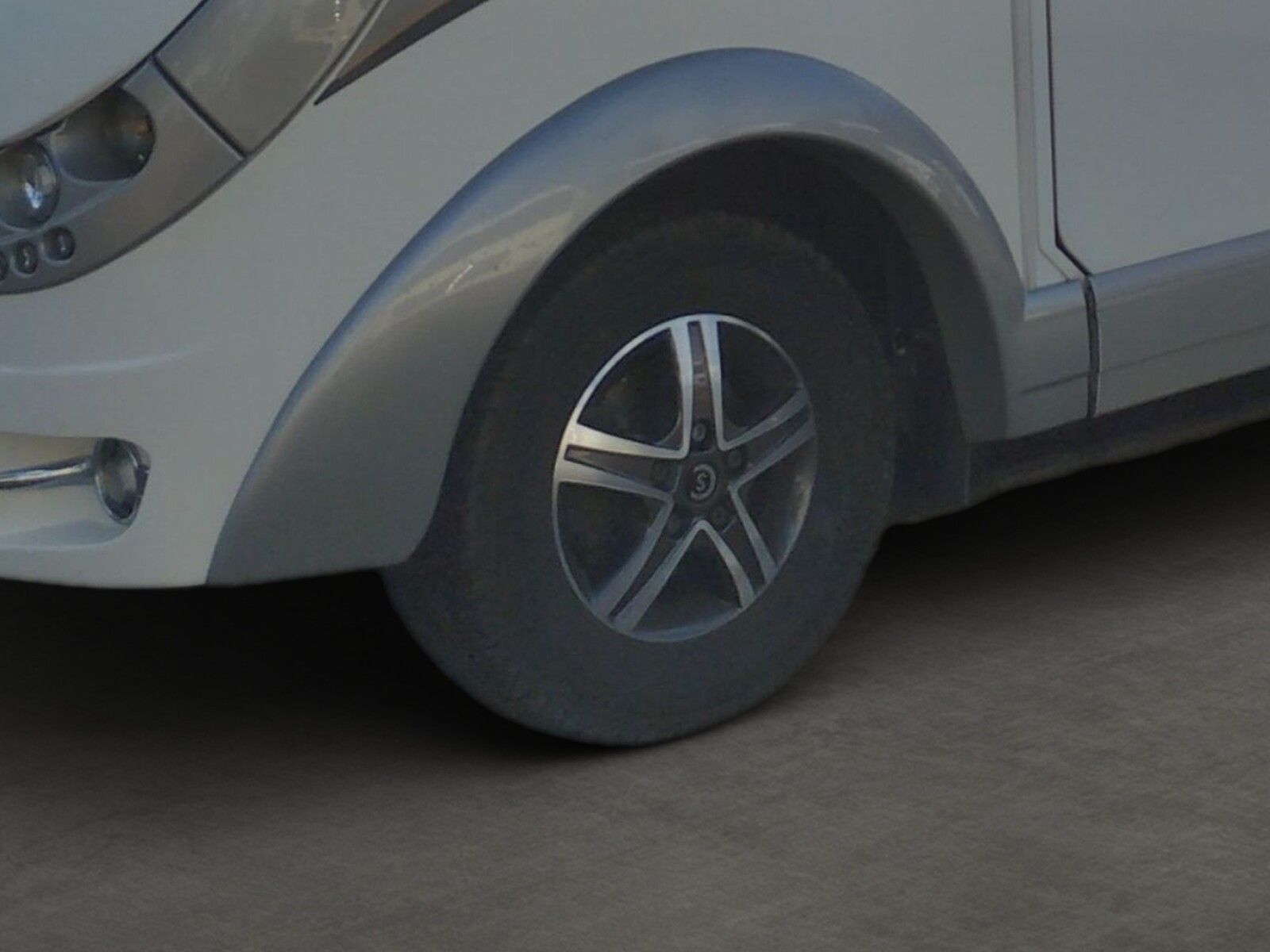 Fahrzeugabbildung Carthago chic c-line I 4.9 LE L hydr. Stützensystem, Luft