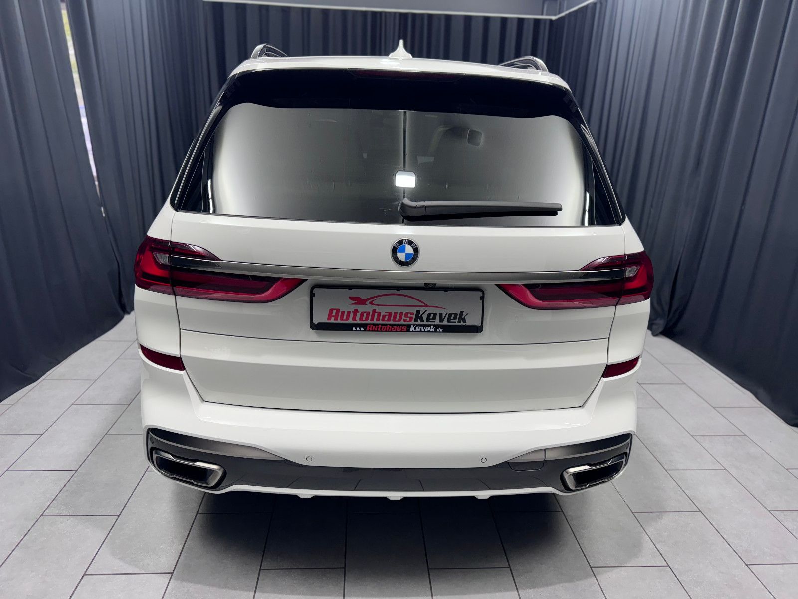 Fahrzeugabbildung BMW X7 M50d*INDIVIDUAL*7-SITZER*360 KAMERA*1.HAND*