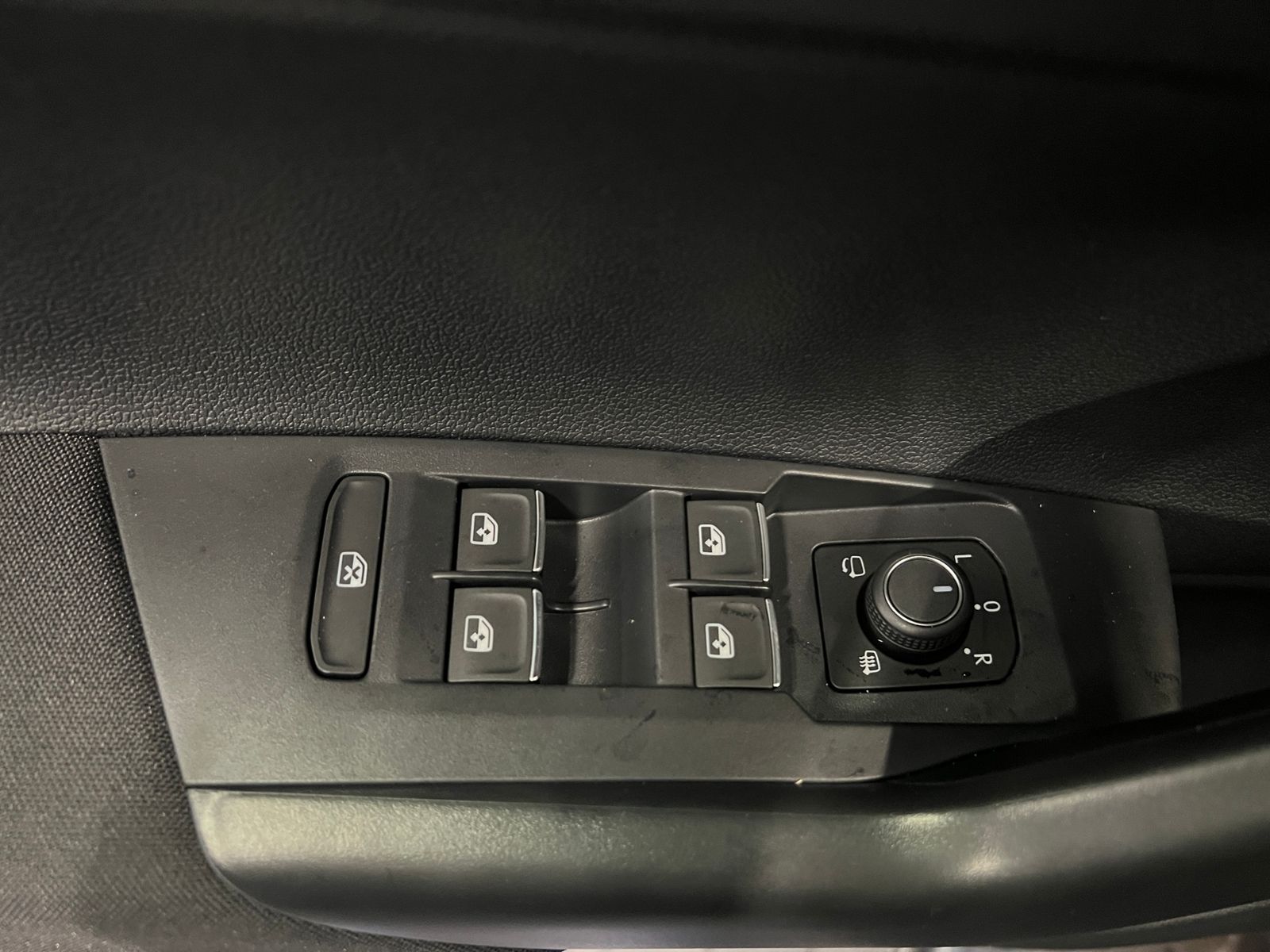 Fahrzeugabbildung Volkswagen Taigo R-Line 1.5 TSI DSG *AHK, 17"-LM, "IQ.DRIVE