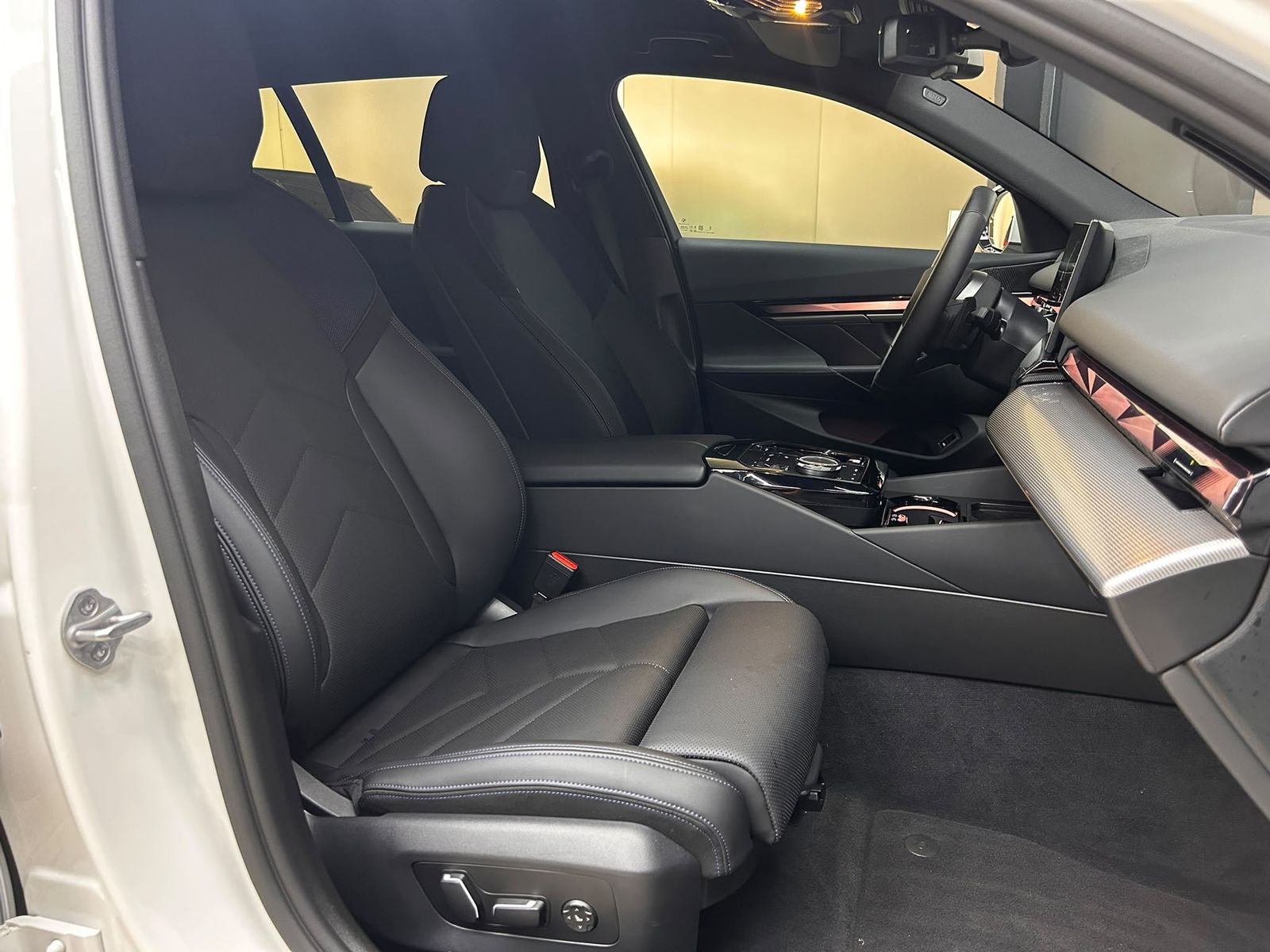 Fahrzeugabbildung BMW 520 T Sport Aut M PAKET+SCHADO+HEAD+H&K+360+AHK+