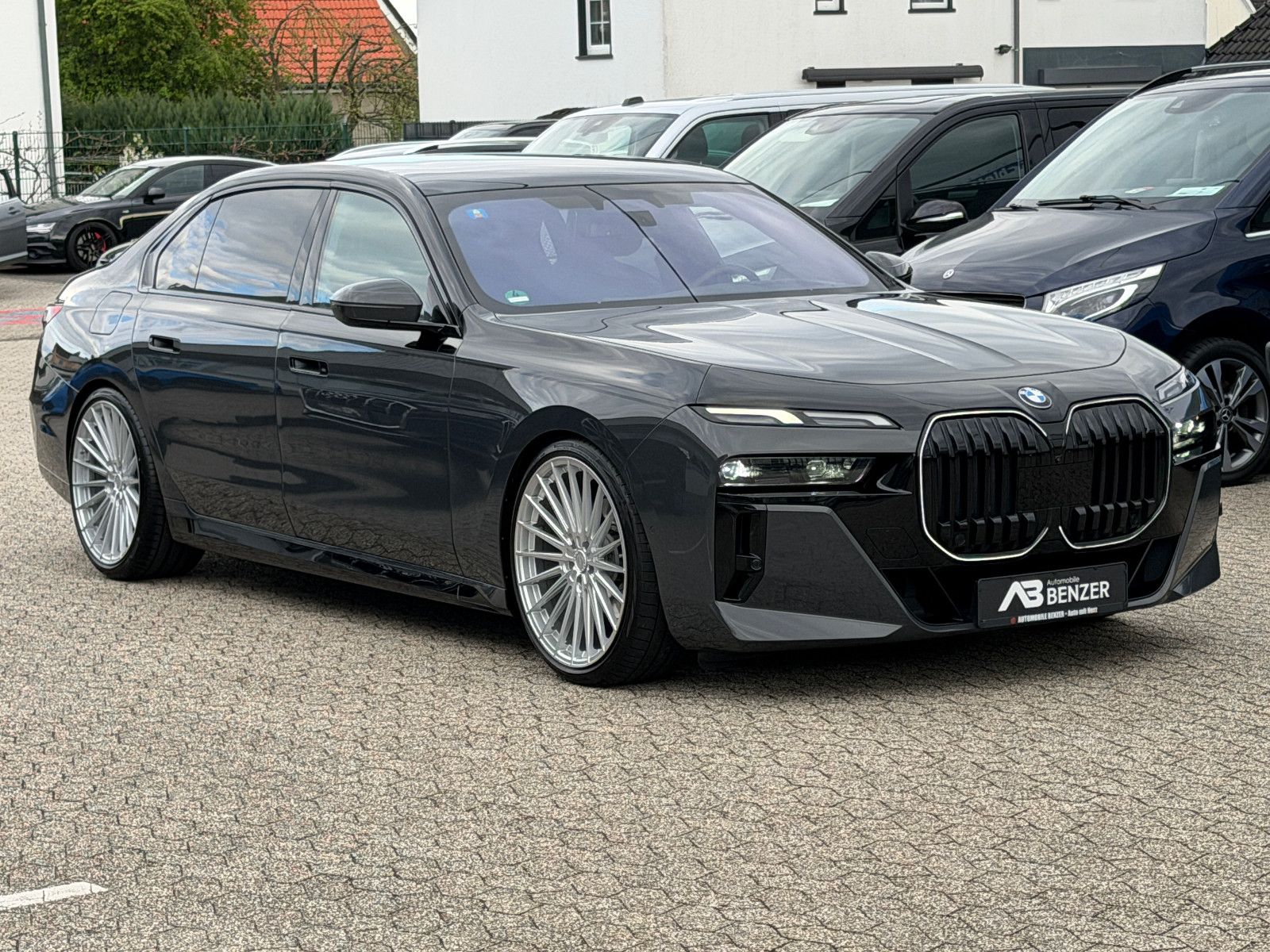 Fahrzeugabbildung BMW 740 d xDrive M Sport/CINEMA-TV/SKY LOUNGE/ICONIC