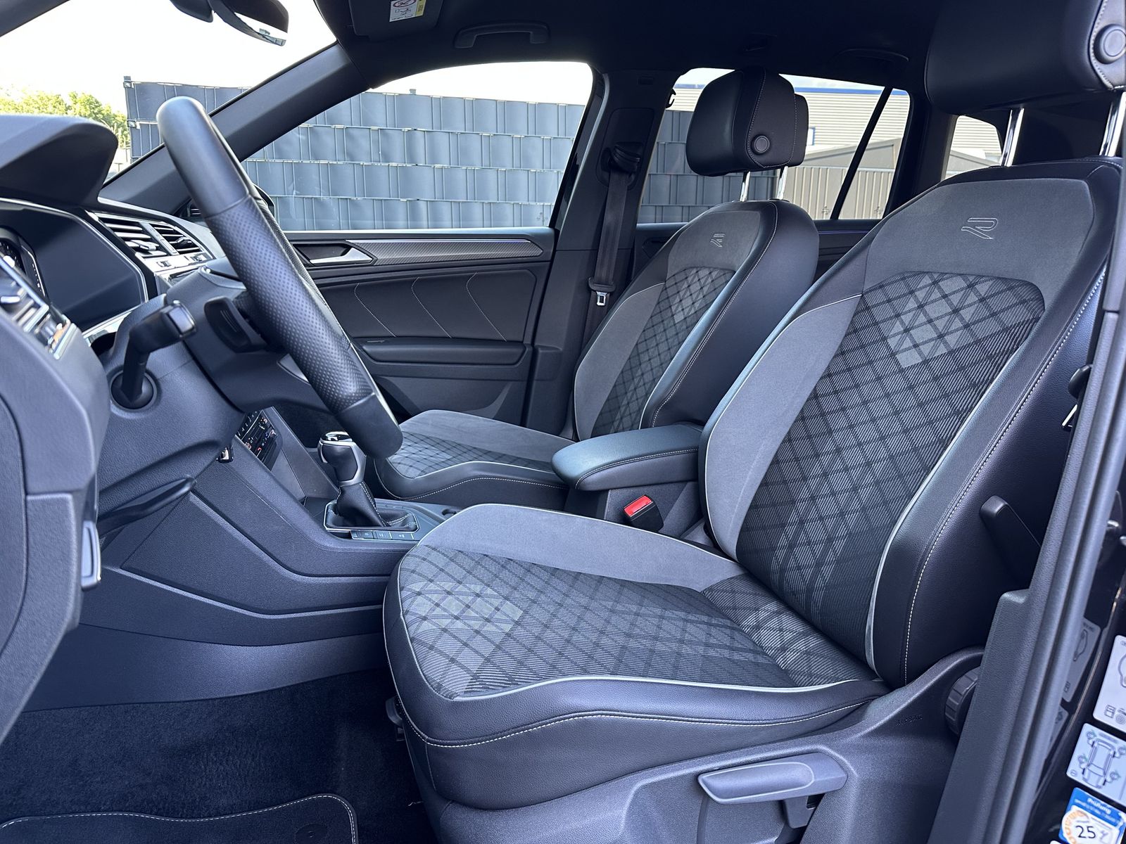 Fahrzeugabbildung Volkswagen Tiguan 1.4 TSI eHybrid R-Line NAV+MATRIX+AHK+ACC