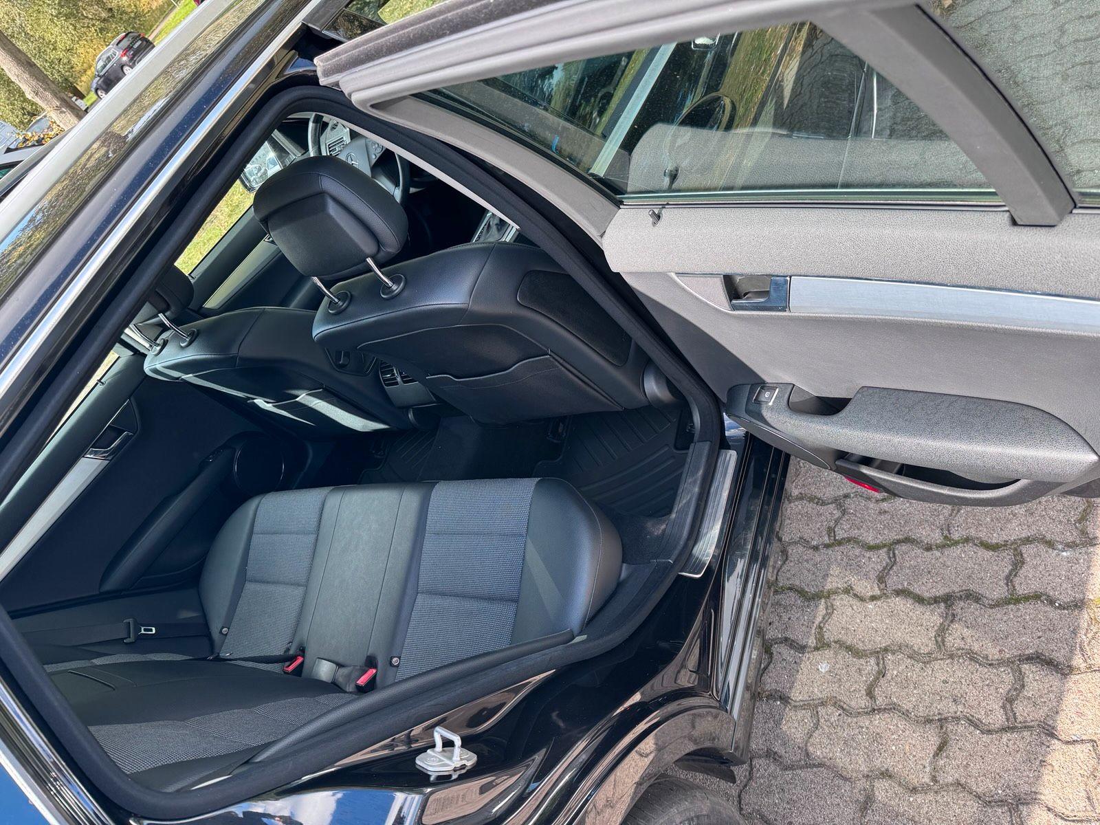 Mercedes-Benz C350 2009 — photo 12