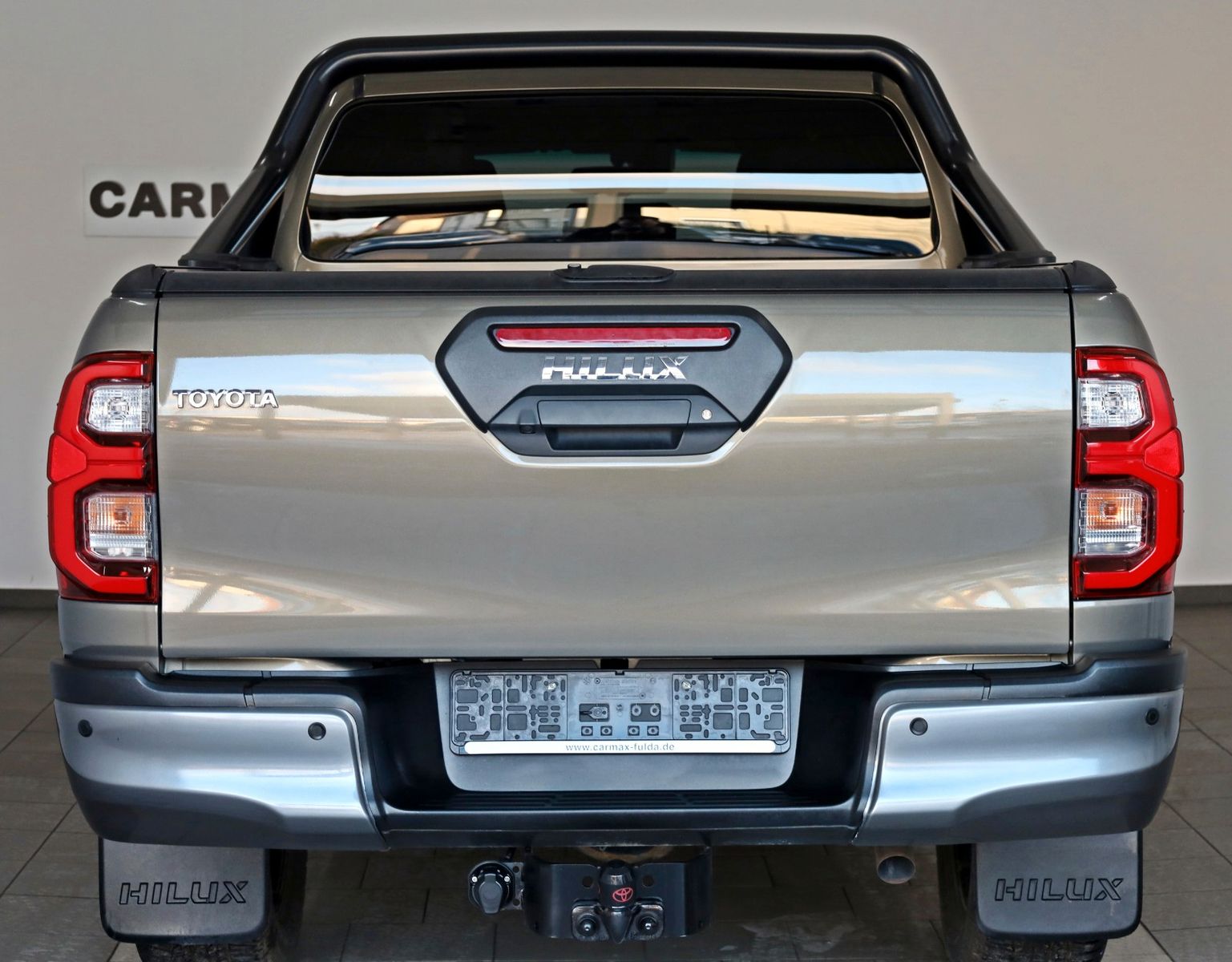 Fahrzeugabbildung Toyota Hilux 2.8 D-4D Invincible, Rollbügel, Rollo, AHK