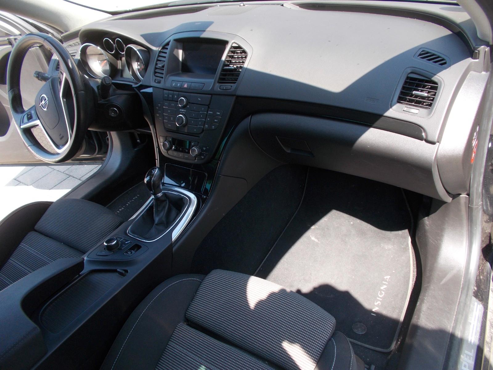 Opel Insignia 2011 — photo 16
