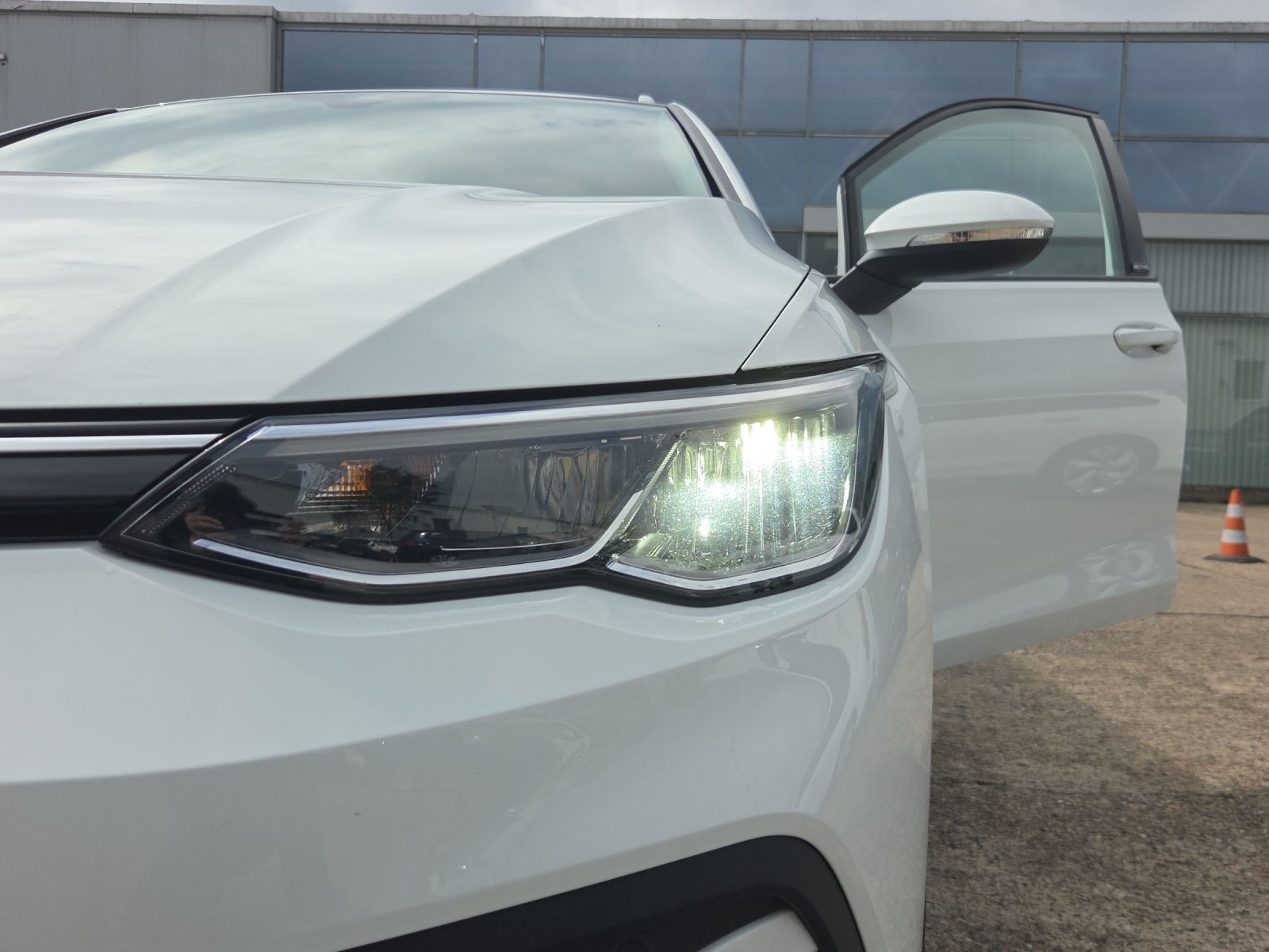 Fahrzeugabbildung Volkswagen Golf VIII Variant TDI Active DSG LED Navi AID AC