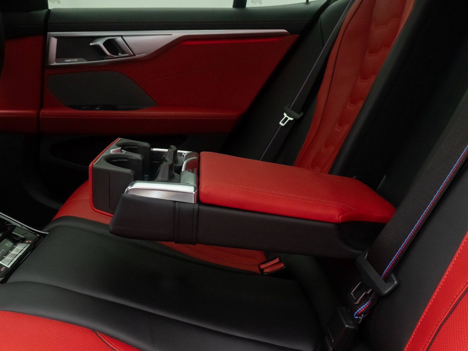 Fahrzeugabbildung BMW M850i xD Gran Coup&eacute; 360&deg; DAB Laser SoftClose 20"