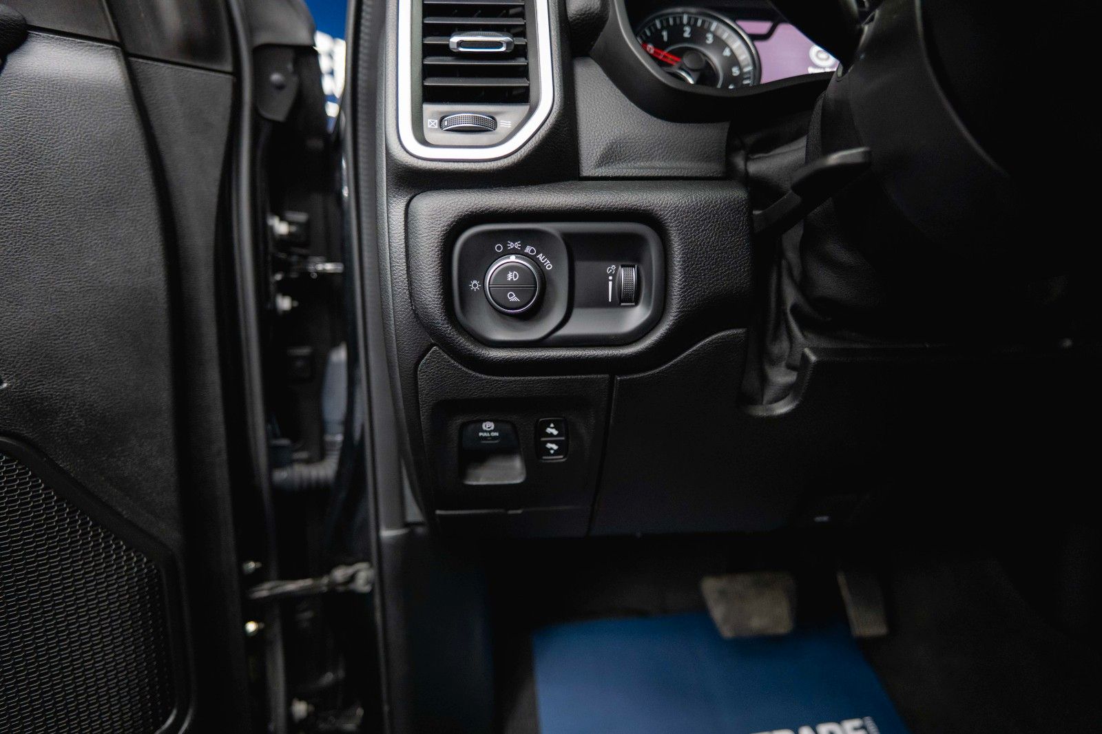 Fahrzeugabbildung Dodge RAM 5.7 V8 HEMI 4x4 OFFROAD Night GOLD EDITION