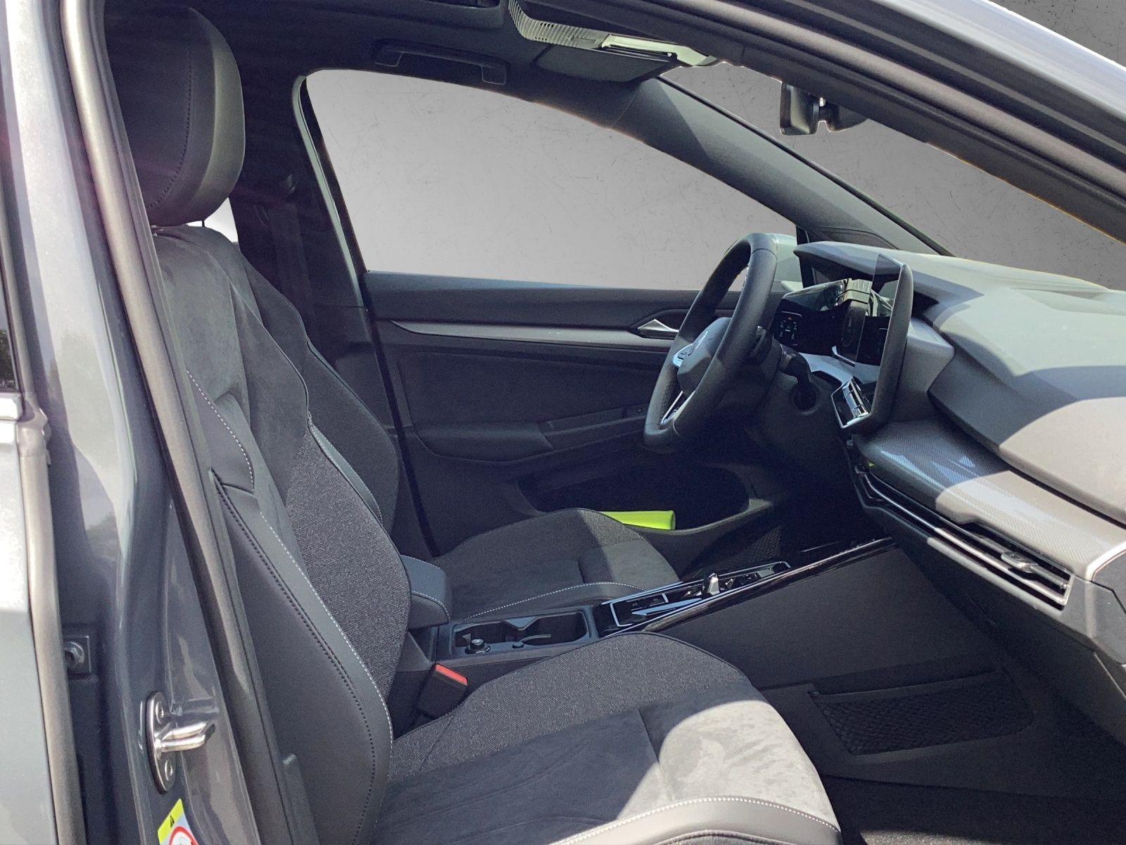Fahrzeugabbildung Volkswagen Golf VIII eTSI Edition 50 DSG Matrix AHK Pano HU