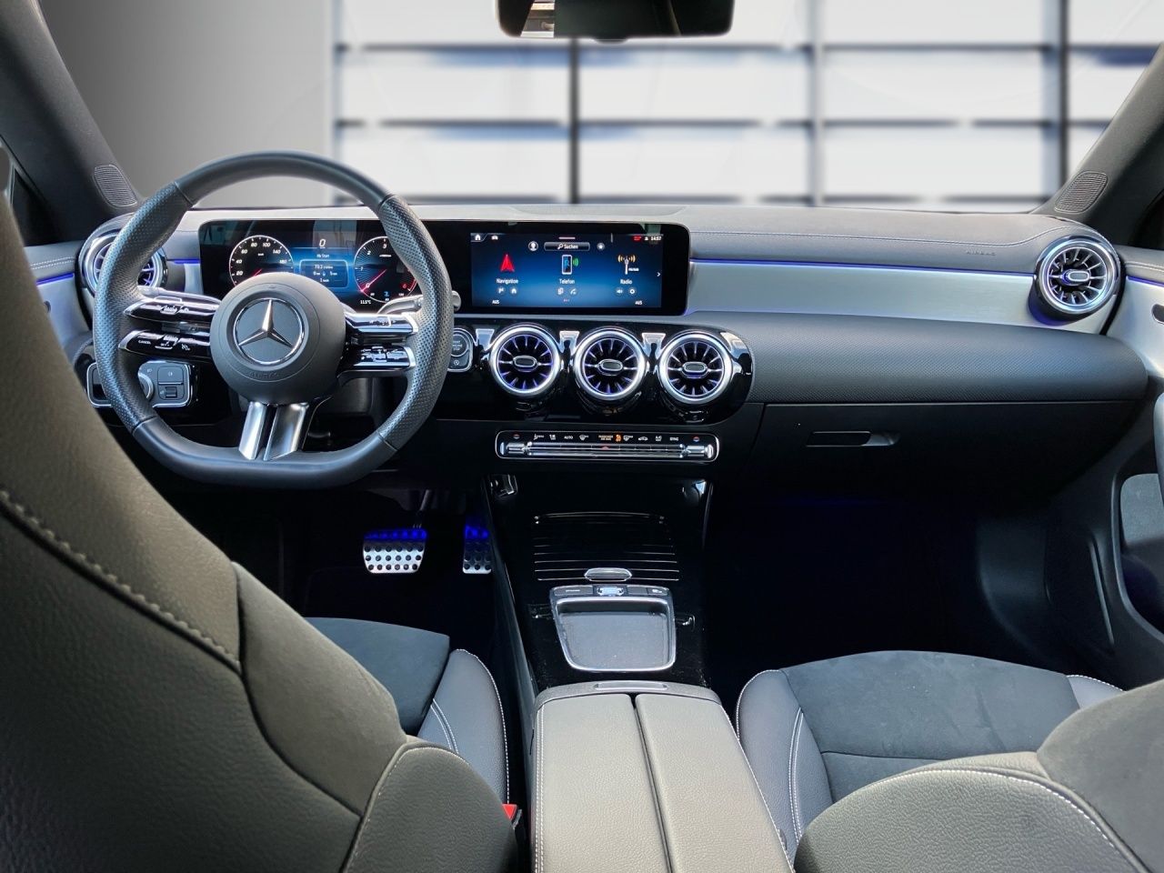 Fahrzeugabbildung Mercedes-Benz CLA 200 d Coupé AMG+AHK+NIGHT+DISTR+MULTIB+KEYL+