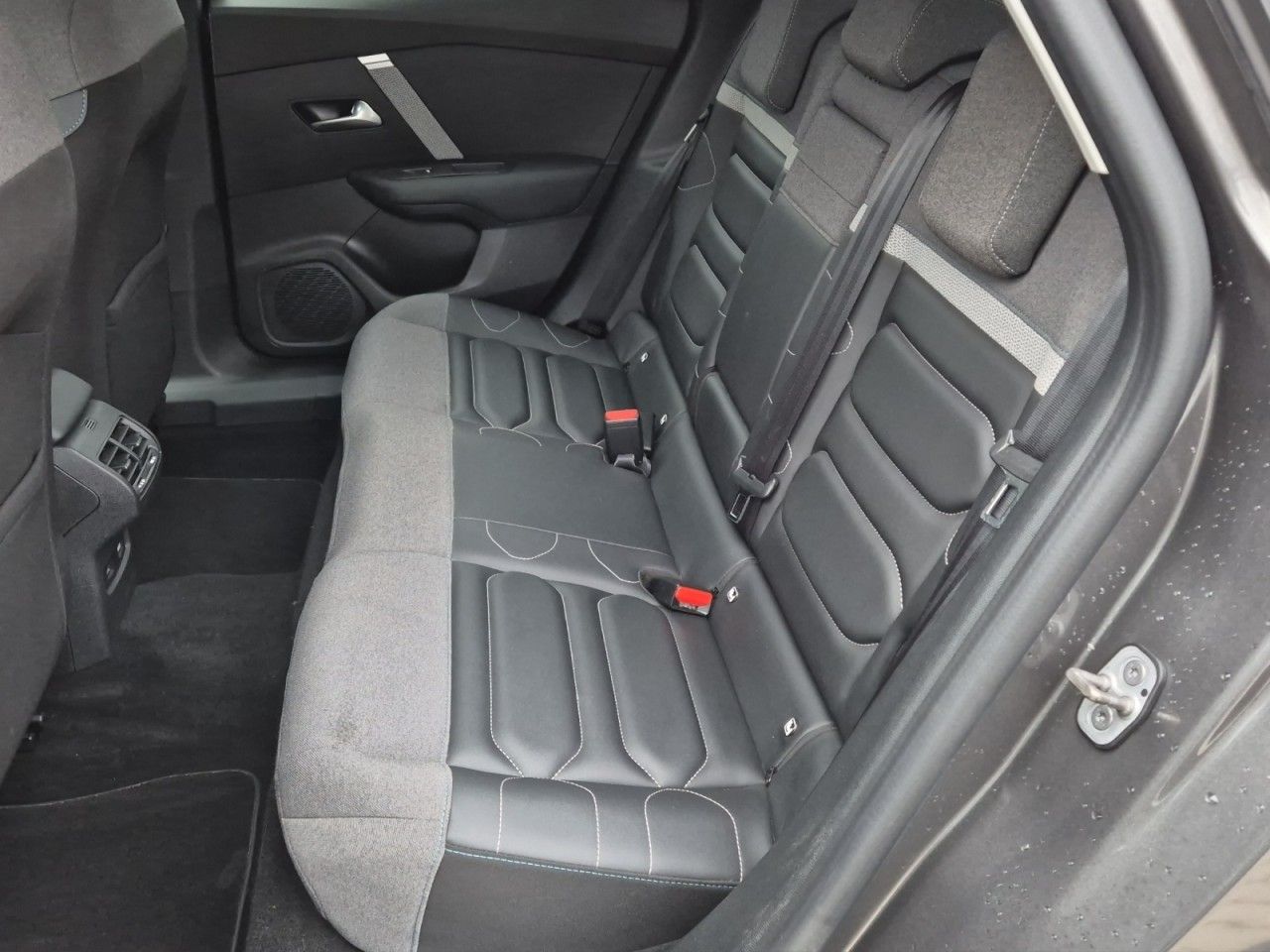 Fahrzeugabbildung Citroën C4 Lim. ë- Shine - viele Extras