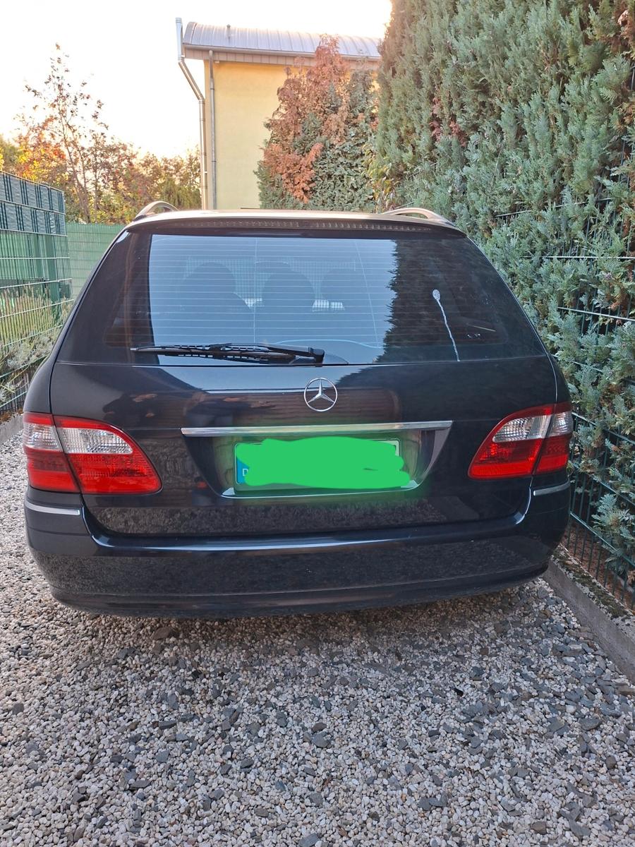 Mercedes-Benz E200 2004 — вигляд ззаду